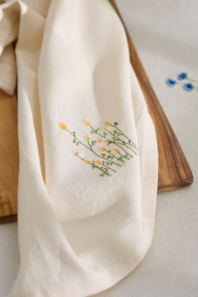 Geschirrtuch mit bestickten gelben Blumen - IB Laursen